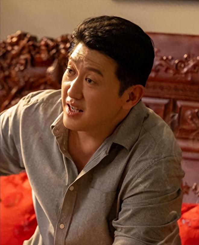调身材肥胖满脸皱纹在张译手下打工冰球突破演员赵龙豪现状：生活低(图2)
