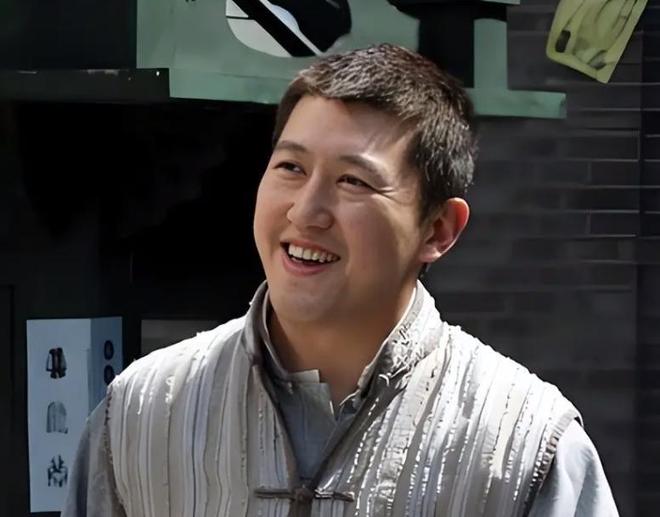 调身材肥胖满脸皱纹在张译手下打工冰球突破演员赵龙豪现状：生活低(图6)