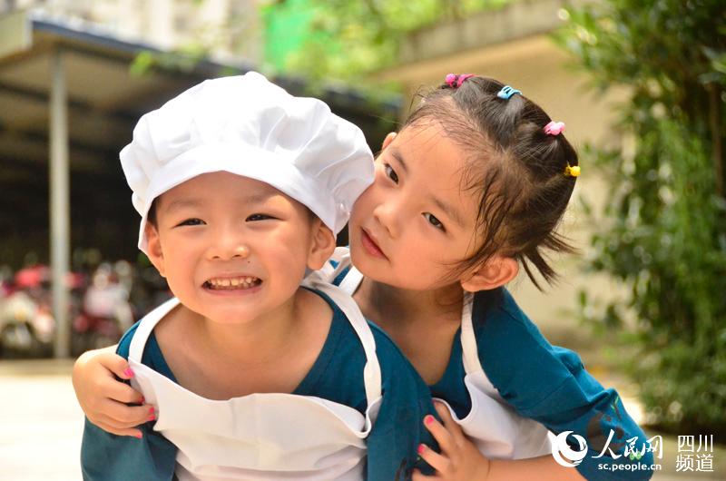 化身“大厨” 为动物制作美食冰球突破成都:14名小学生(图2) 化身“大厨” 为动物制作美食冰球突破成都:14名小学生(图2)