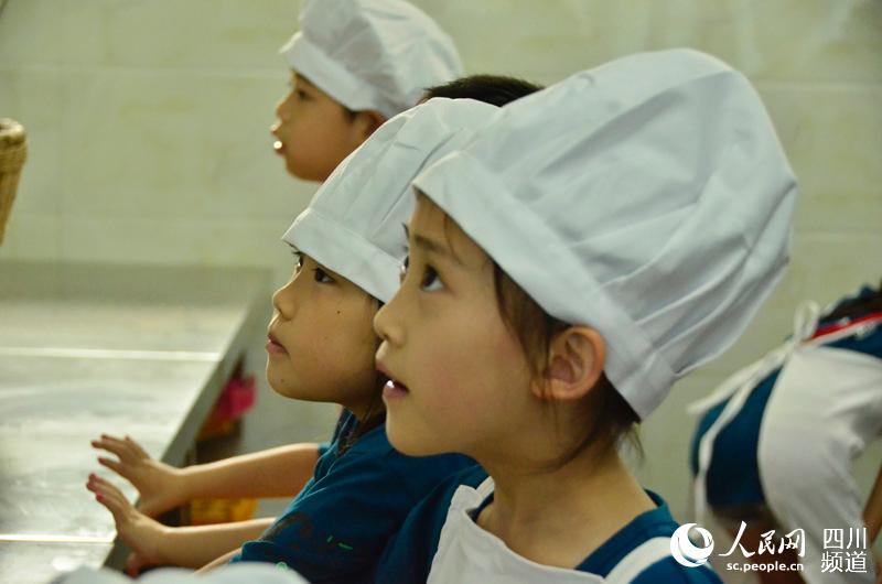 化身“大厨” 为动物制作美食冰球突破成都:14名小学生(图3) 化身“大厨” 为动物制作美食冰球突破成都:14名小学生(图3)