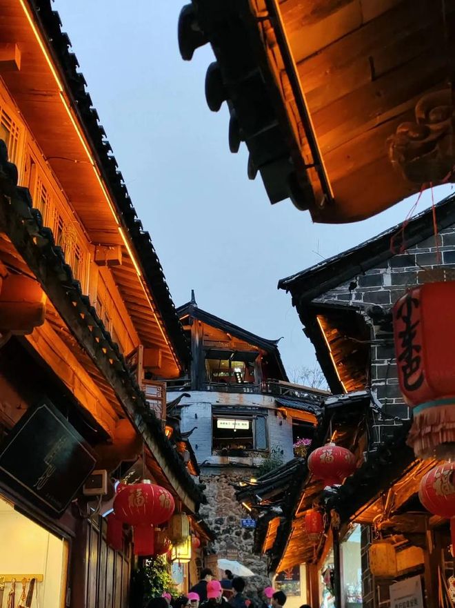 攻略：精选路线+价格明细+地道美食指南冰球突破豪华版云南六天五晚跟团游防坑(图2)